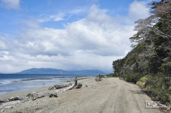 Estrada rústica na praia 70 km ao sul de Punta Arenas, no extremo sul do Chile e da América